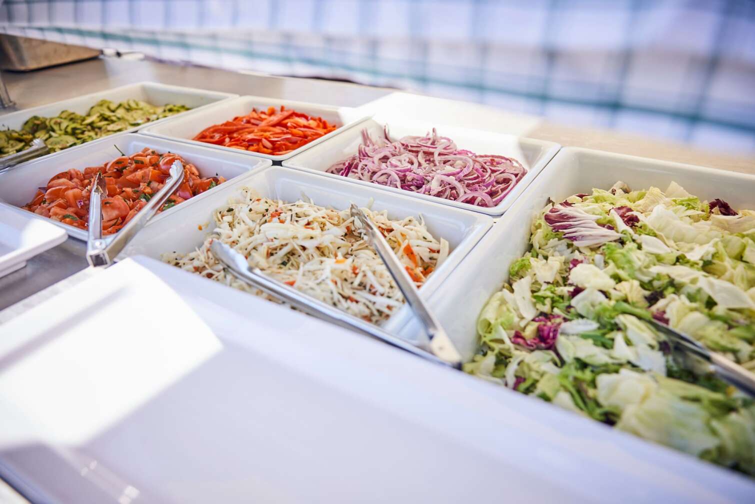 Salatbuffet beim BLOCKBRÄU Open Air BBQ mit verschiedenen Salatvariationen