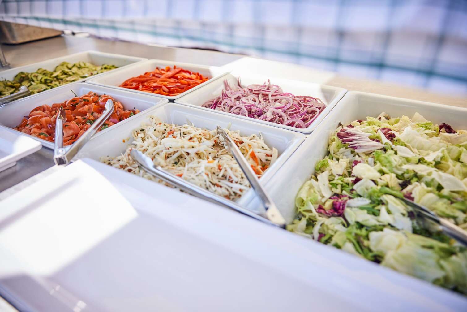 Salatbuffet beim BLOCKBRÄU Open Air BBQ mit verschiedenen Salatvariationen