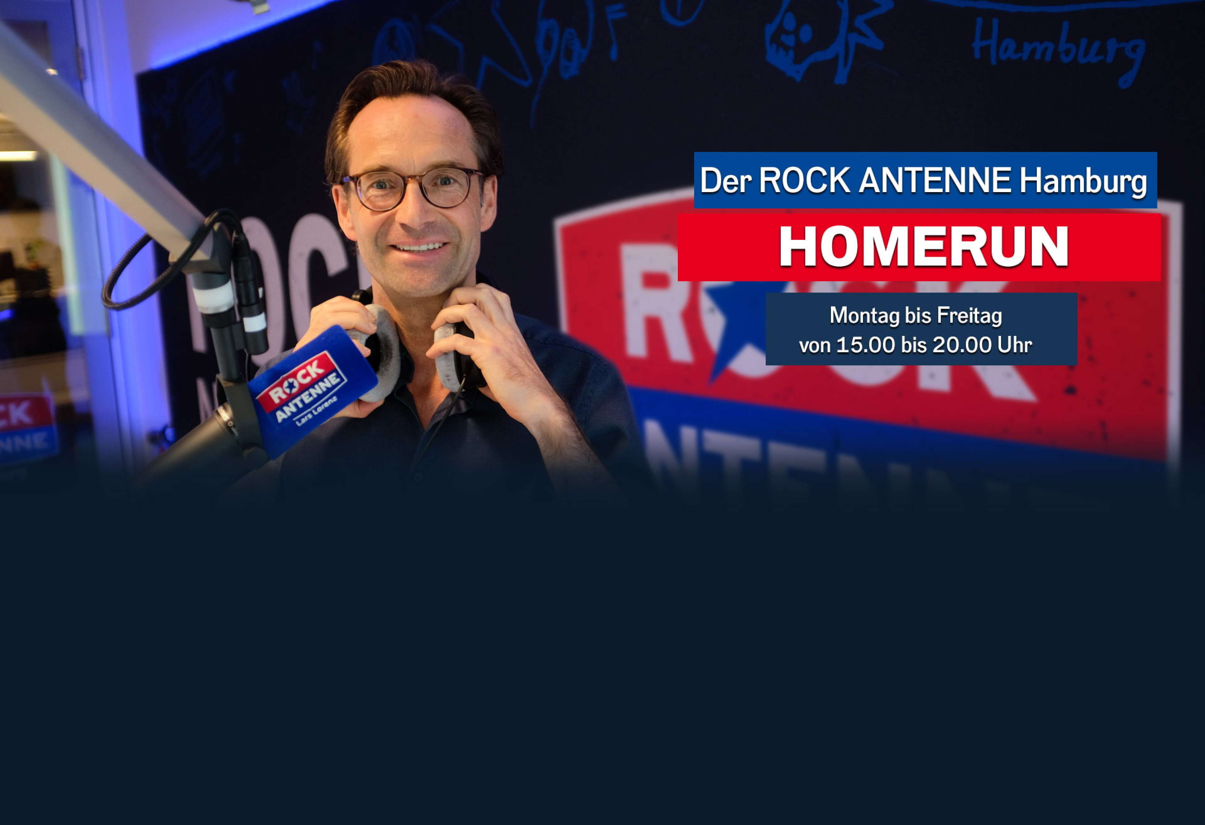 ROCK ANTENNE Hamburg Moderator Lars Lorenz im Studio vor dem Mikrofon, dazu der Text: Der ROCK ANTENNE Hamburg Homerun - Montag bis Freitag von 15 bis 20 Uhr