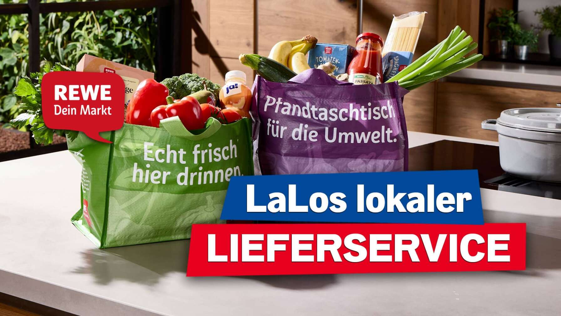 zwei Mehrwegtaschen vom REWE Lieferservice auf einer Küchenablage, dazu der Text LaLos lokaler Lieferservice