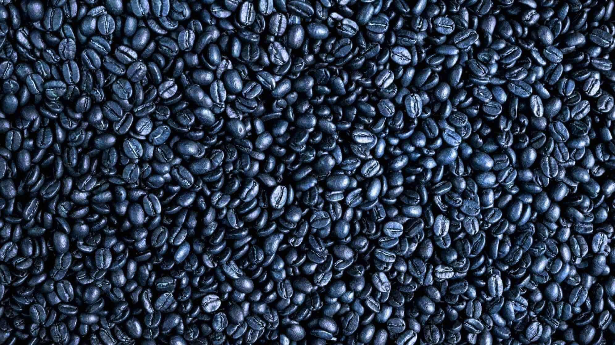 Bild von gerösteten Kaffeebohnen in blauer Schattierung eingefärbt