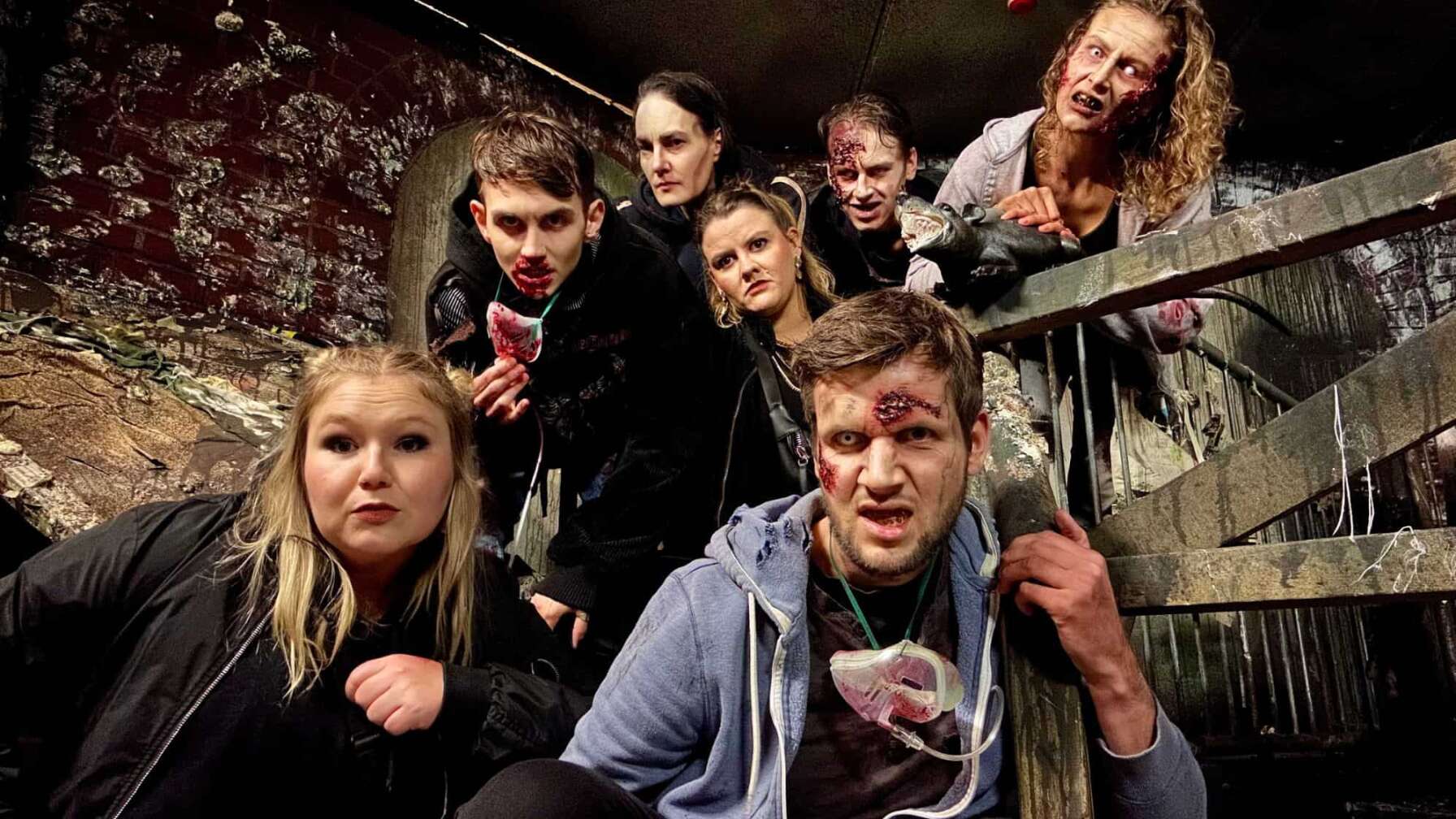 Foto von zu Zombies und Horrorgestalten geschminkten Darstellern des Subterra Horror-Maze im Heide Park Resort