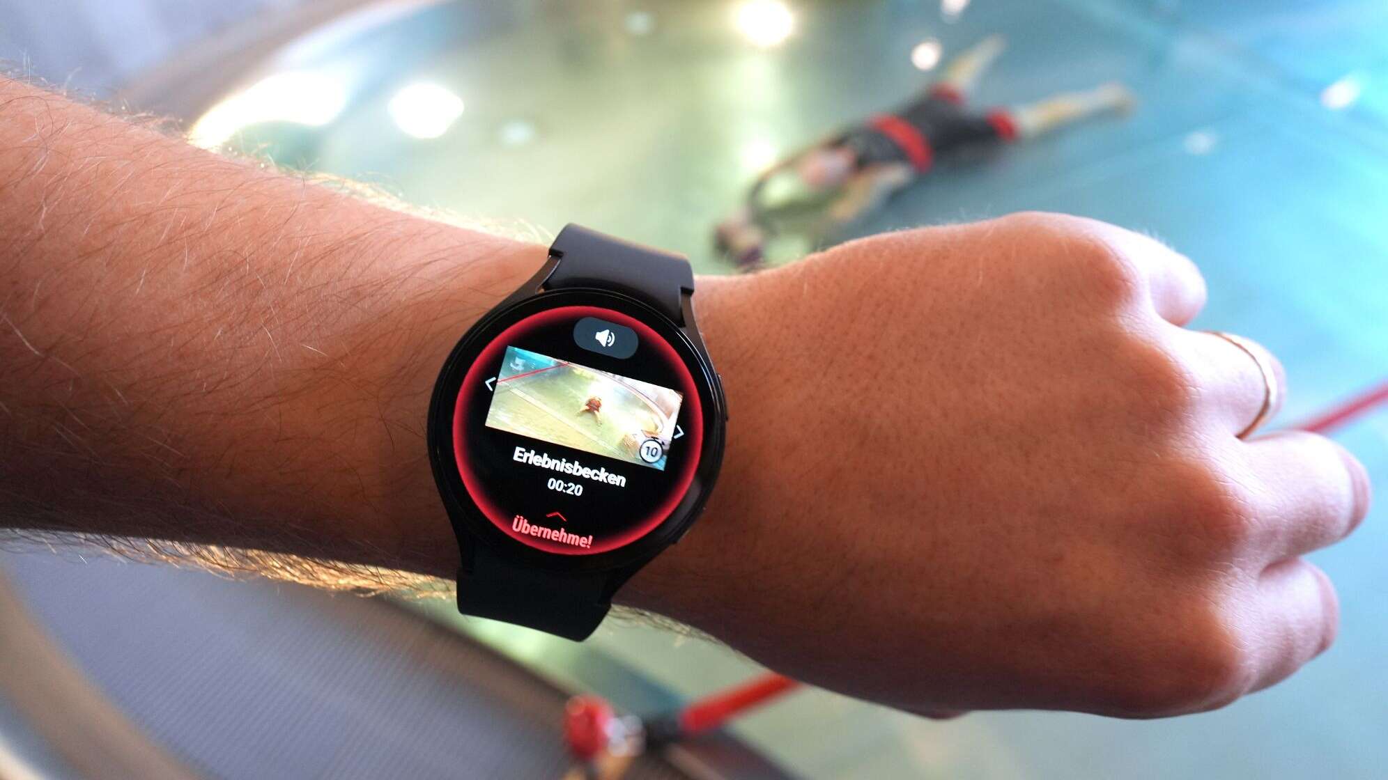 18.10.2024, Hamburg: Auf der Smartwatch eines Bäderland-Mitarbeiters im Bille-Bad wird während eines Pressetermins das Videobild einer Person in einem Schwimmbecken angezeigt, die sich längere Zeit unter Wasser befindet.