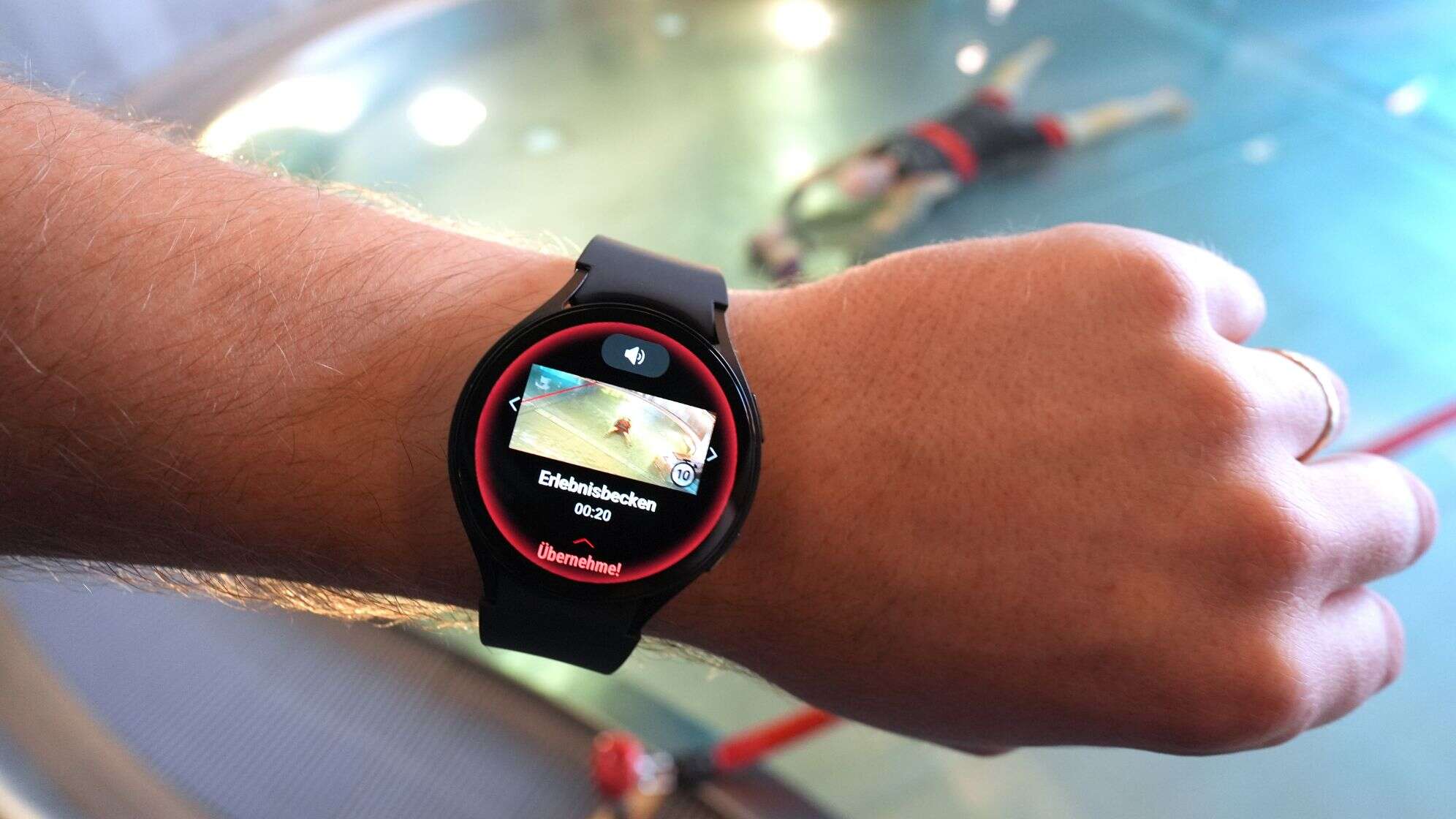 18.10.2024, Hamburg: Auf der Smartwatch eines Bäderland-Mitarbeiters im Bille-Bad wird während eines Pressetermins das Videobild einer Person in einem Schwimmbecken angezeigt, die sich längere Zeit unter Wasser befindet.