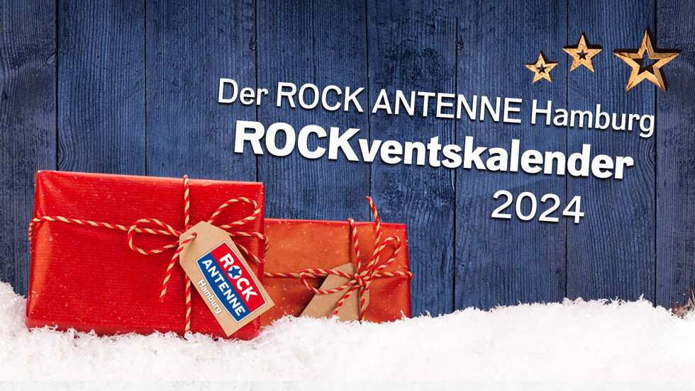 zwei rote Päckchen stehen auf weißem Schnee vor einer blauen Bretterwand, dazu der Text: Der ROCK ANTENNE Hamburg ROCKventskalender 2024